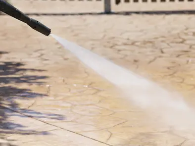 Depurando el hormigón impreso con agua de alta intensidad. Depurando el hormigón impreso con agua de alta intensidad.